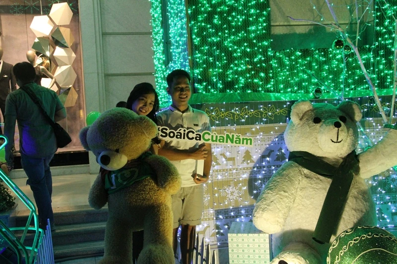 Người dân TP.HCM xuống đường tận hưởng thời khắc giao thừa ảnh 10